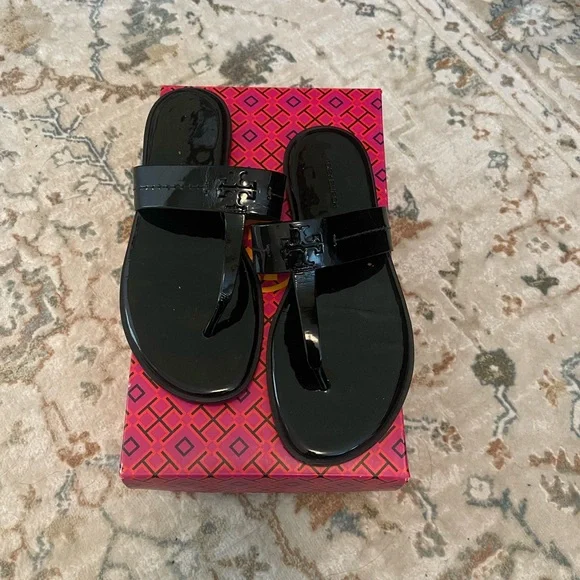 Like New Tory Burch Mini Everly Flat Sandal 
Patent Leather Black 
SIZE 6.5 - Picture 2 of 8